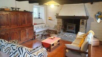 Télévision, cheminée, table de tennis de table