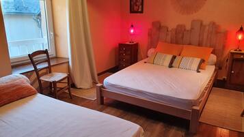 3 bedrooms, iron/ironing board, free WiFi