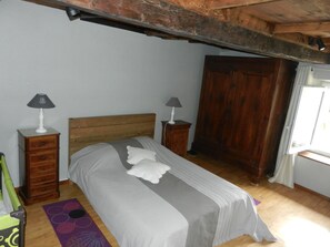 3 chambres, fer et planche à repasser, accès au Wi-Fi (inclus)