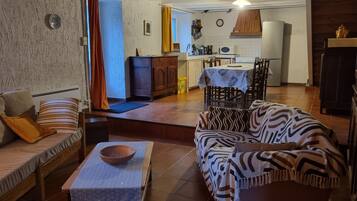 Televisio, takka, pöytätennispöytä