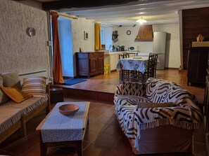 Televisio, takka, pöytätennispöytä