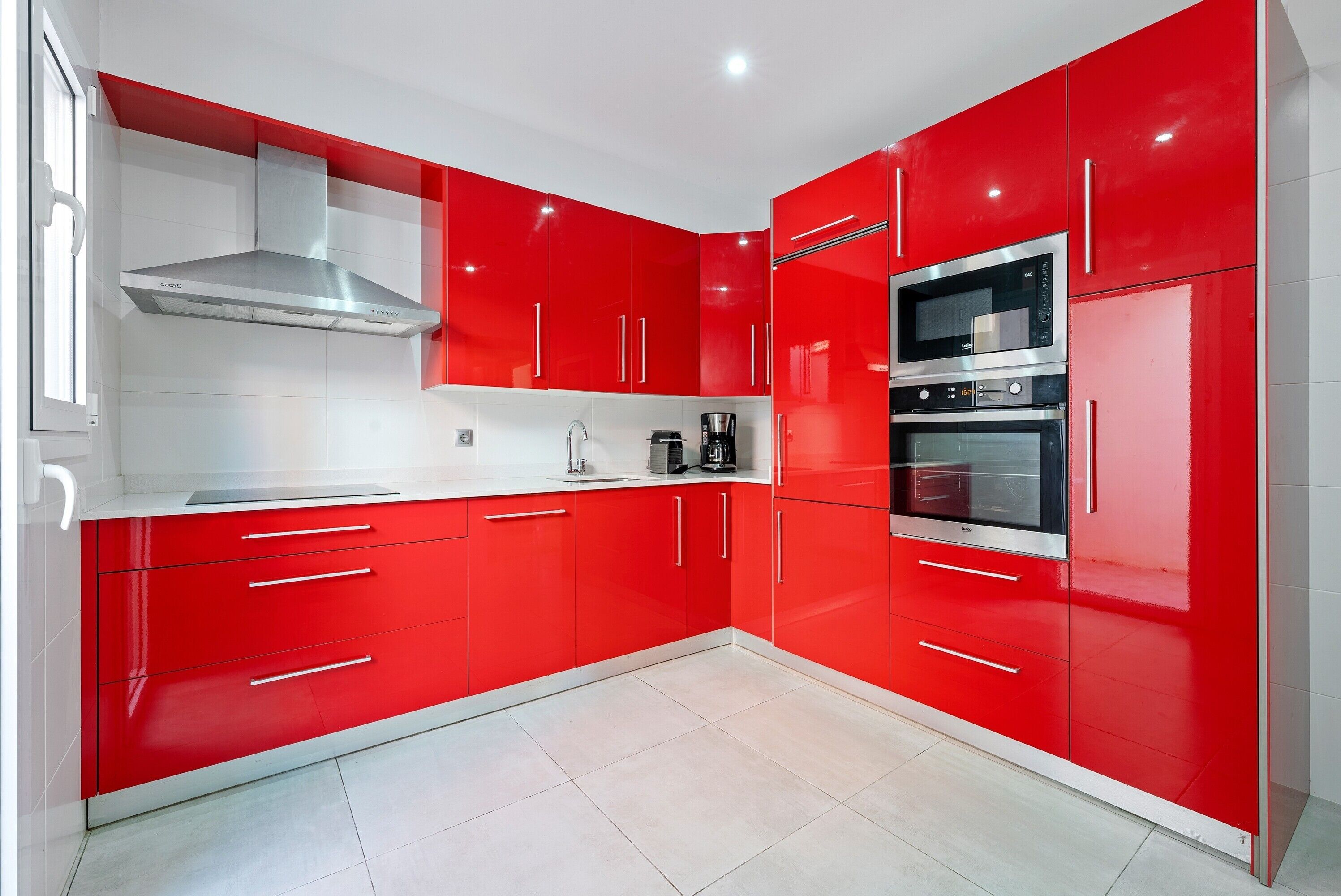 Frigorífico, microondas, placa de cocina y cafetera o tetera