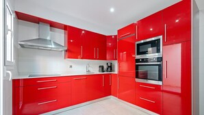 Coffee/tea maker, fridge, microwave, oven - Chalet '50 M to the Beach' with Private Terrace, Wi-Fi and Air Conditioning (Comarruga)