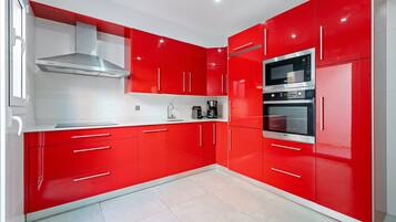Frigorífico, microondas, placa de cocina y cafetera o tetera
