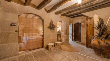 5 bedrooms, free WiFi, bed sheets