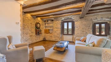 Een televisie en een open haard