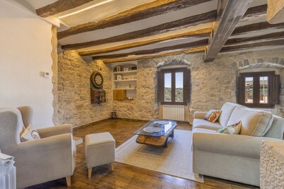 Holiday Home 'Casa Rural Con Spa En La Bodega' with Mountain View and Wi-Fi