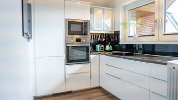 Een koelkast, een magnetron, een oven, een kookplaat