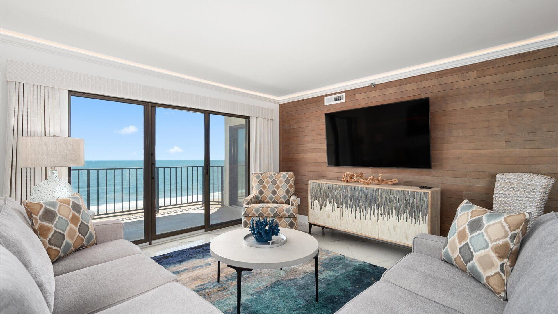 🏖️Fabulous renovated condo with pool, Oceanfront & Bayside balconies In the PLAZA🏖️