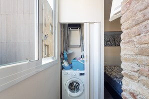 Interior - Apartment 'Studio Near Park Güell' with Wi-Fi and Air Conditioning (Barcelona)