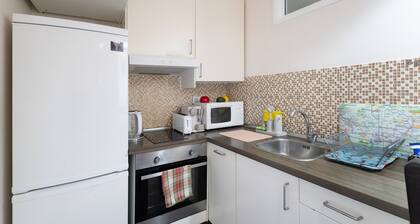 Apartment 'Estudio Cerca De Park Güell' with Wi-Fi and Air Conditioning
