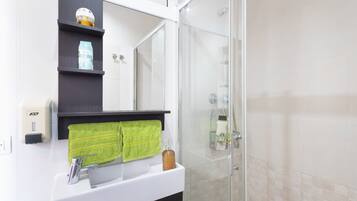 Een douche, een haardroger, handdoeken