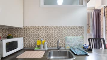 Réfrigérateur, four à micro-ondes, un four, surface de cuisson