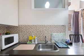 Fridge, microwave, oven, stovetop - Apartment 'Studio Near Park Güell' with Wi-Fi and Air Conditioning (Barcelona)