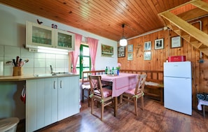 Fridge, oven, stovetop, cookware/dishes/utensils
