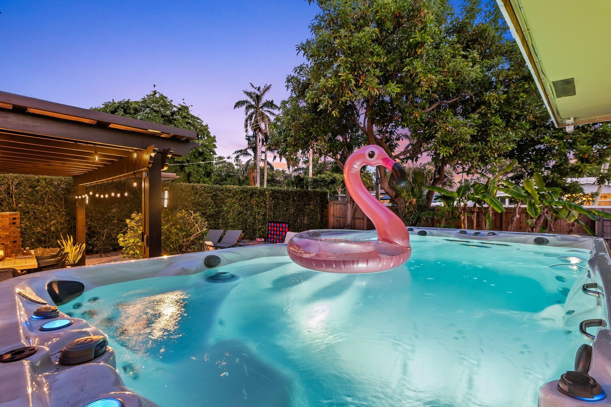 5 Mins. to Beach~Huge Swim Spa~Big Backyard~