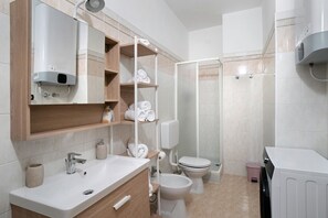 Ducha, secador de pelo y toallas