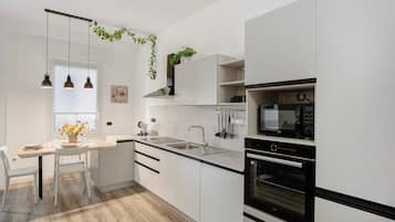 Frigorifero, microonde, forno, piano cottura