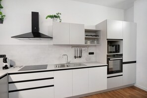 Frigorifero, microonde, forno, piano cottura