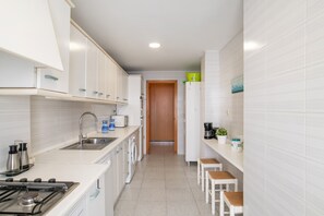 Refrigerador, microondas, parrilla de estufa y lavavajillas 