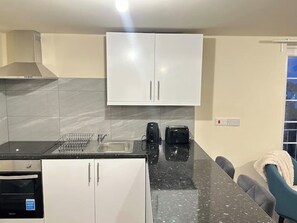 Private kitchen - Cosy London Apartment - Elizabeth line + Free Parking (Ilford)