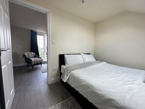 2 chambres, fer et planche à repasser, Wi-Fi, draps fournis