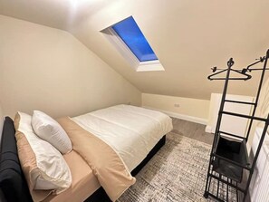 2 bedrooms, iron/ironing board, WiFi, bed sheets - Cosy London Apartment - Elizabeth line + Free Parking (Ilford)