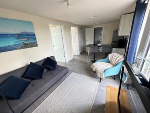 Living area - Cosy London Apartment - Elizabeth line + Free Parking (Ilford)