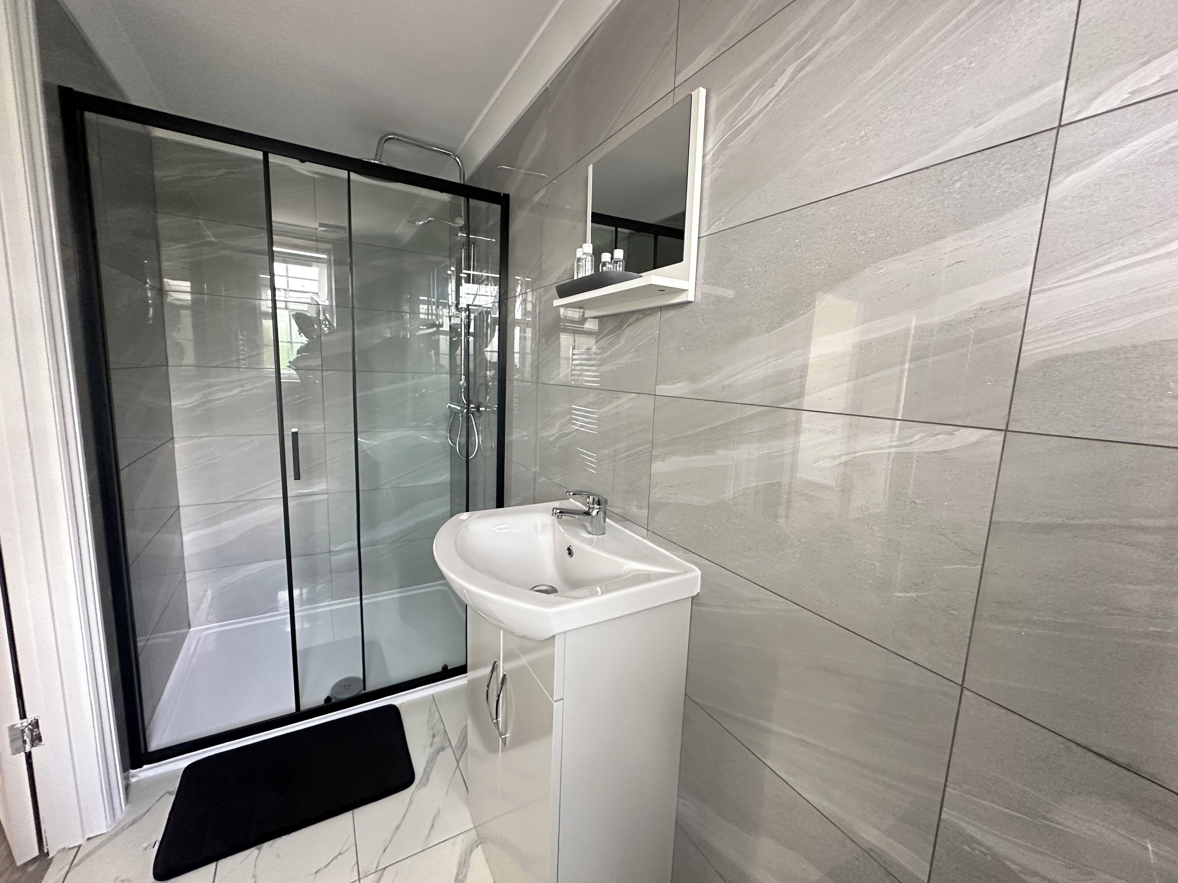 Dusche, Haartrockner, Handtücher, Seife