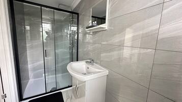 Dusche, Haartrockner, Handtücher, Seife
