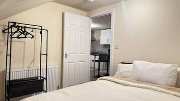 2 habitaciones, tabla de planchar con plancha, wifi y ropa de cama