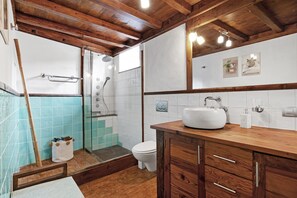 Shower, hair dryer, towels - Vacation Home 'El Portillo 1' with Private Terrace, Private Garden and Wi-Fi (Buenavista del Norte)