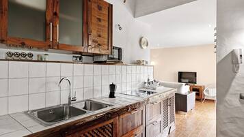 Een koelkast, een magnetron, een kookplaat