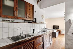 Réfrigérateur, micro-ondes, plaque de cuisson, cafetière/bouilloire