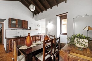 Frigorifero, microonde, piano cottura, macchina per tè/caffè