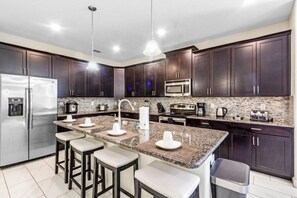 冷蔵庫、電子レンジ、オーブン、コンロ