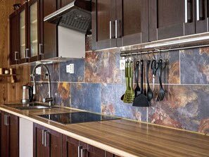 Refrigerador, microondas, horno y utensilios de cocina 