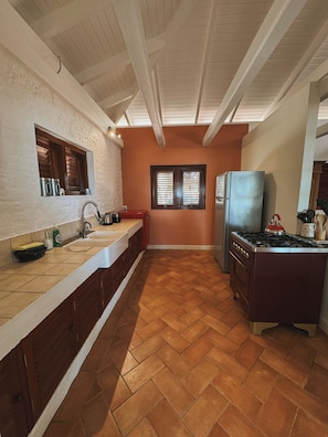 Réfrigérateur, un four, table de salle à manger