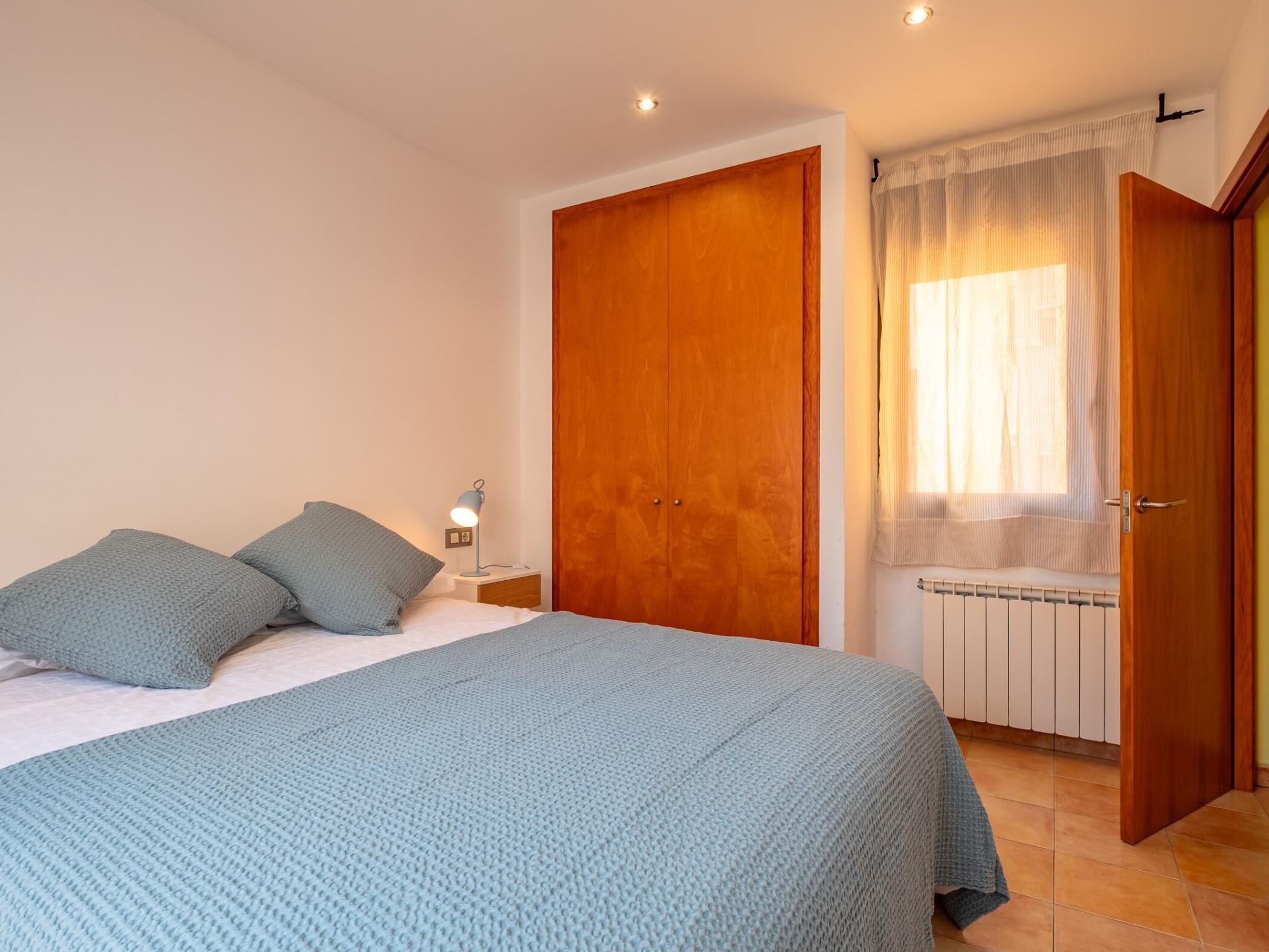 2 dormitorios, tabla de planchar con plancha, Internet y ropa de cama