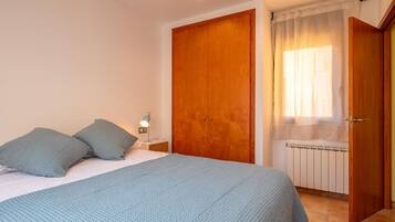 2 dormitorios, tabla de planchar con plancha, Internet y ropa de cama