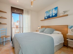 2 bedrooms, iron/ironing board, internet, bed sheets
