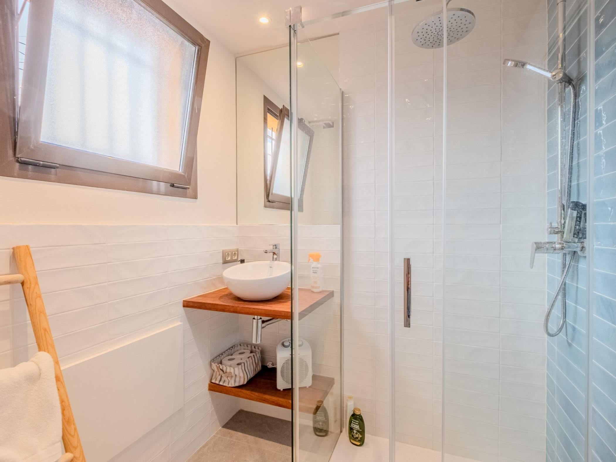 Een douche, een haardroger, handdoeken