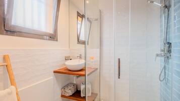 Een douche, een haardroger, handdoeken