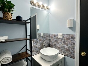 Asciugacapelli, asciugamani, sapone, shampoo