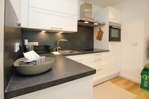 Kjøleskap, ovn, kokeplater og oppvaskmaskin