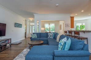 Smart-TV, DVD-Player, Bücher, Arbeitsbereiche