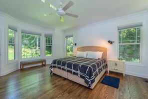 3 soverom, skrivebord, strykejern/-brett og reiseseng for barn