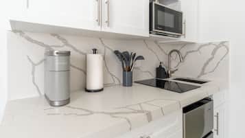 Kühlschrank, Mikrowelle, Herdplatte, Wasserkocher mit Kaffee-/Teezubehör