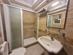 Douche, baignoire Ă jets, sĂšche-cheveux, bidet