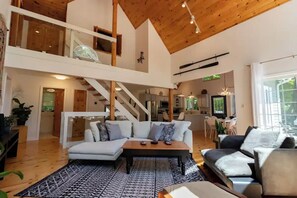 Smart-TV, Kamin, Bücher, Computerbildschirme